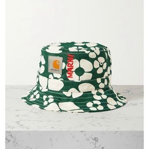 Selling my carharrt bucket hat, it green never been worn not even once.